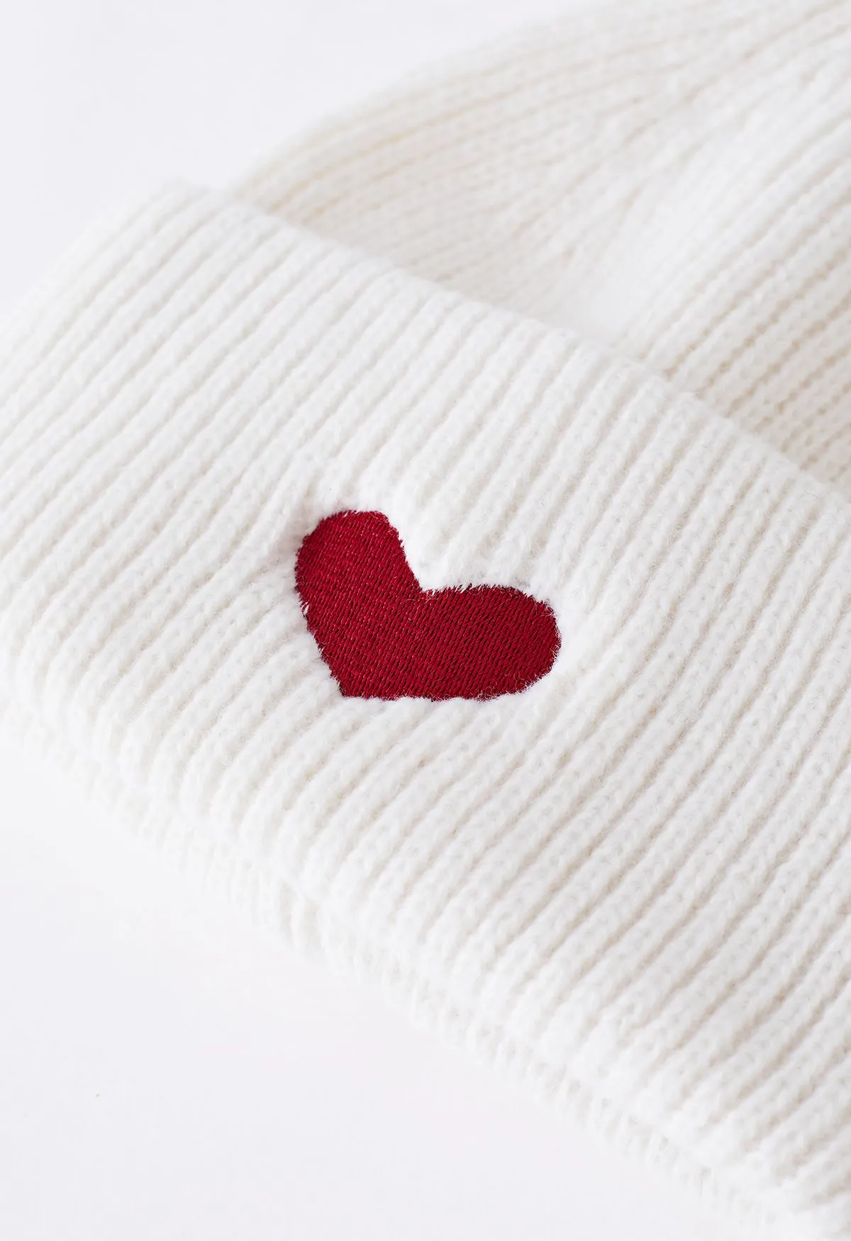 Bonnet Plié avec Écusson Coeur en Blanc