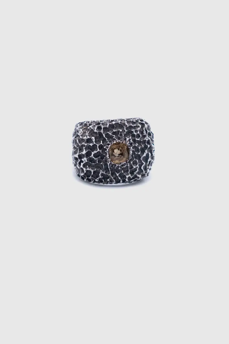 Chevalière texturée ronde et quartz