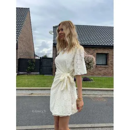 Robe courte dentelle nouée ajourée