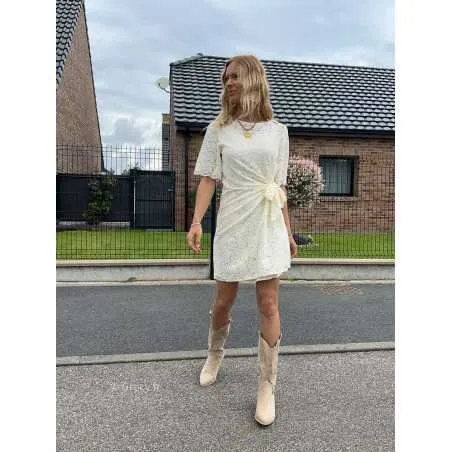 Robe courte dentelle nouée ajourée