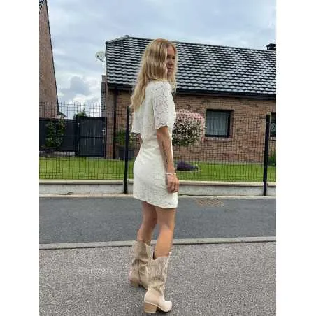 Robe courte dentelle nouée ajourée