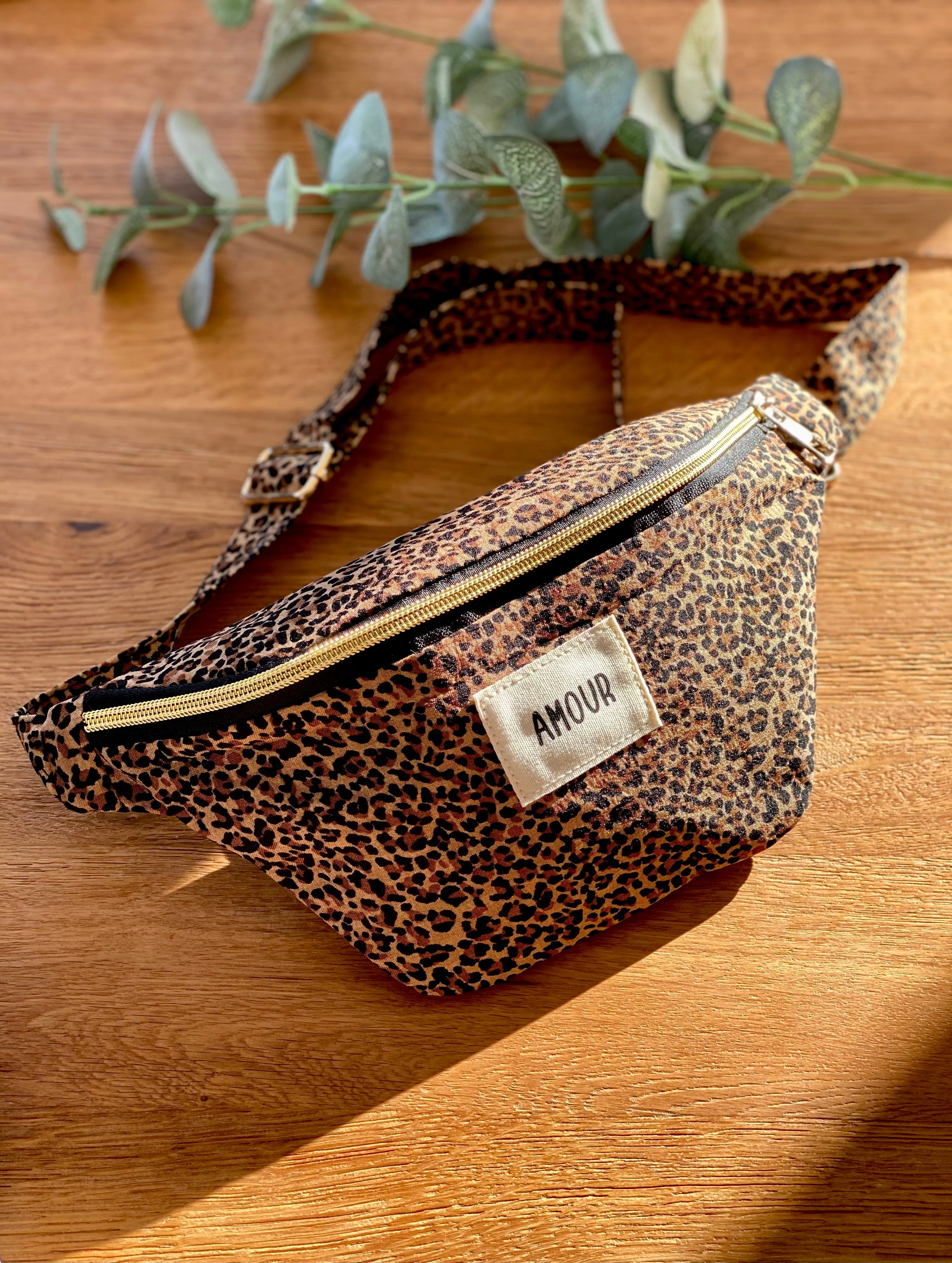 Sac banane COLETTE écusson Amour ou Bichette - motif Léopard 
