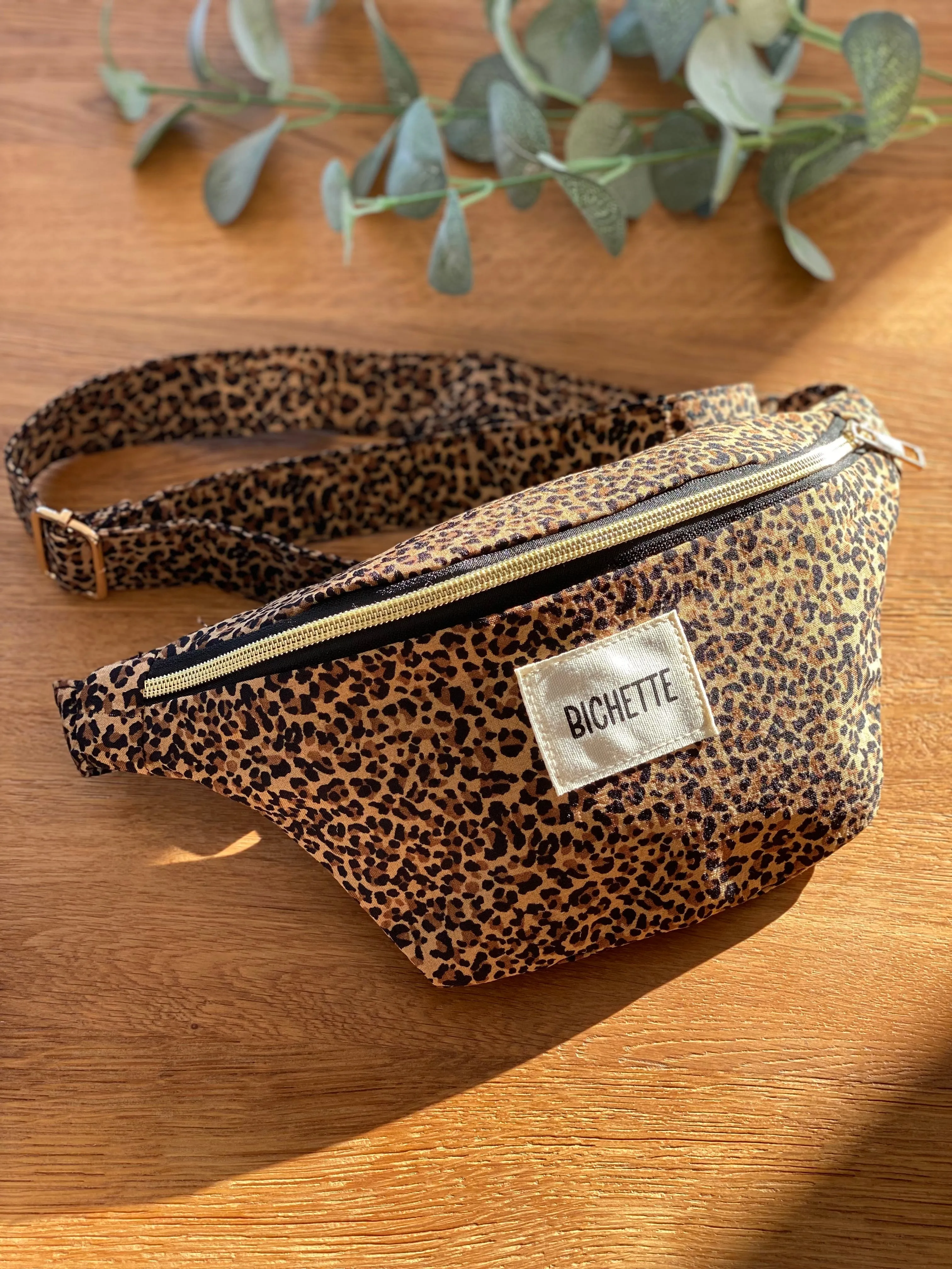 Sac banane COLETTE écusson Amour ou Bichette - motif Léopard 