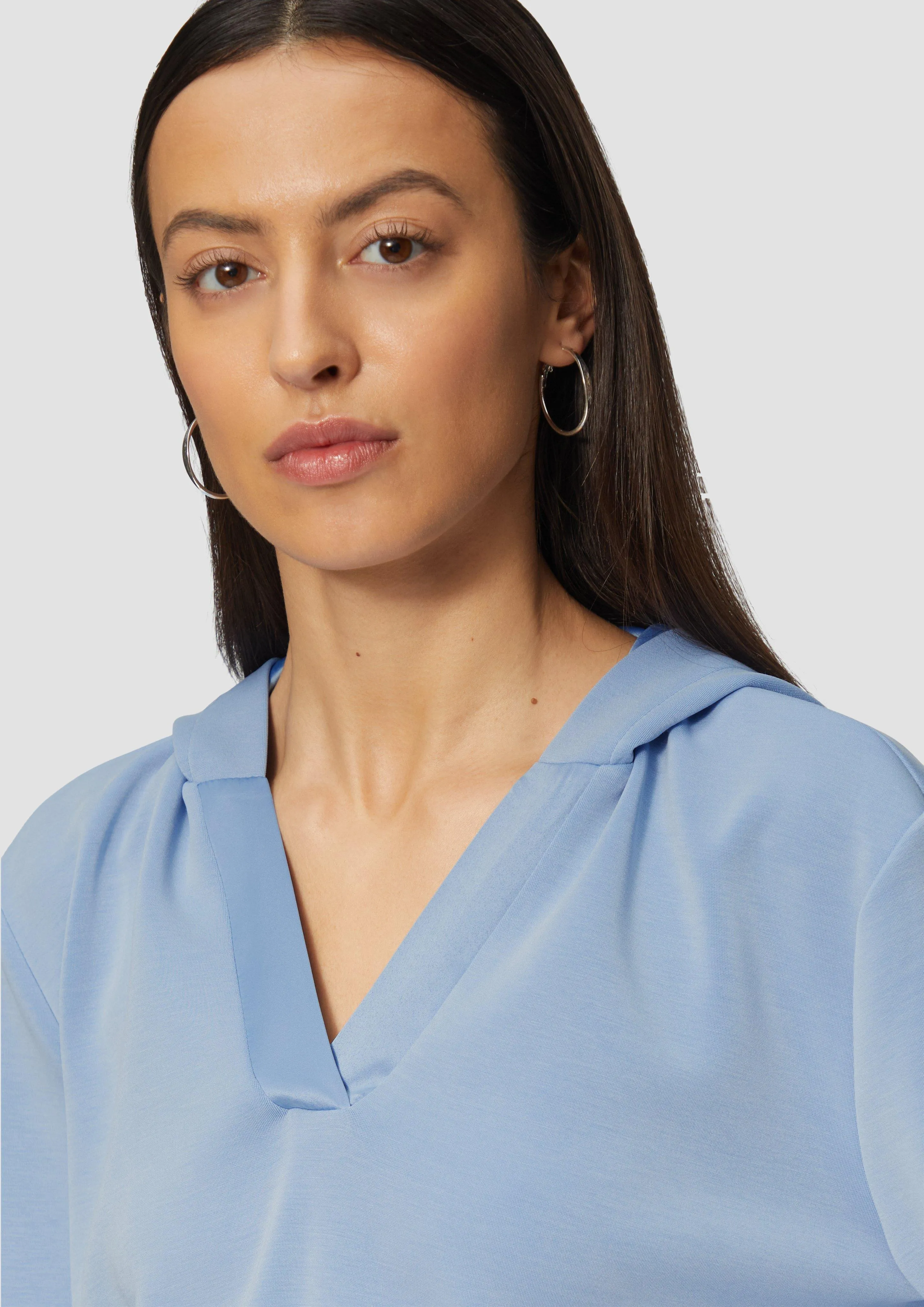 T-shirt à capuche et détails en satin